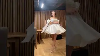 белое платье мини с открытым верхом, в длине мини с летящей юбкой)