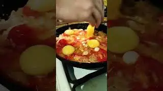 Яичница с луком и помидорами