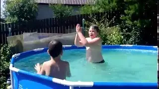 Купаемся в бассейне на даче