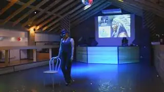 Танец со стулом и шляпой от одинокой девушки