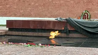 Возложение цветов в Александровском саду