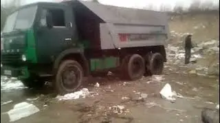 грузим КамАЗ на свалке макулатурой