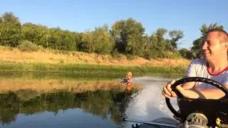Приехал на водных лыжах в чужой лагерь