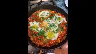Шакшука (яичница с помидорами)