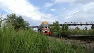 СВЕЖЕПОКРАШЕННЫЙ ТЕПЛОВОЗ ТЭМ2У-9199 СЛЕДУЕТ РЕЗЕРВОМ ПО ПОДЪЕЗДНОМУ ПУТИ "Кемеровохиммаш"