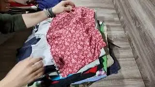 Розпаковка мішка сортовки "Шорти" на оптовому складі ##секонд-хенд і сток ##екстрасток