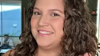 Após 10 anos de alisamento, ela decidiu se reinventar e passar por uma transformação completa.