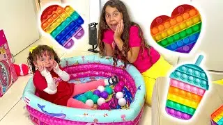 QUEM ACHAR MAIS POP IT GANHA NA PISCINA DE FIDGET TOYS !