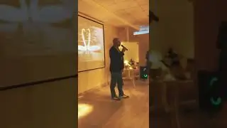 Он поёт...