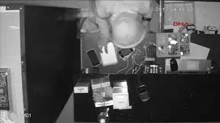 Kafede yaşanan hırsızlık kameralara böyle yansıdı