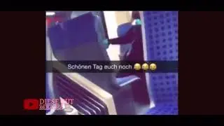 Dummes Kind rapt im Zug