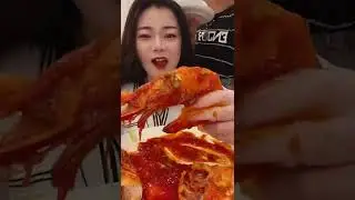 The cute girl eating lobster of seafood # shorts# 585