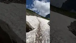 Было очень скользко и страшно😣Внизу обрыв и горная река🤪