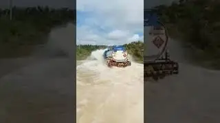 Detik-Detik Truck Tangki Terjang Banjir Di Penopa