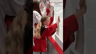 Хоккеист подарил шайбу девочке, которая плакала!