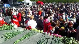 Даша у памятника Победе 9 мая 2015
