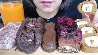 카페오레롤케익, 초코체리 케이크, 수플레, 초코오믈렛, 티라미수떡, 당근주스 먹방 Chocolate cherry cake, omelet, carrot juice mukbang