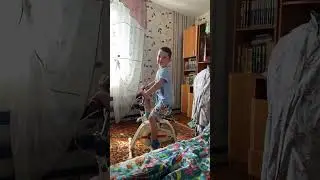 Саша пятерка гонит на велосипеде