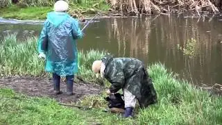 Приколы на рыбалке ׃ БАБУШКИ профи поймают рыбу даже в ручье Fishing 2015