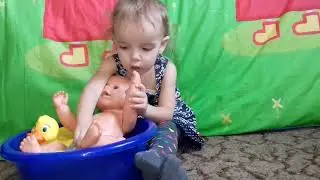 Лиза КАК МАМА /Купает маленькую лялю