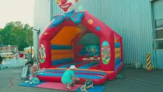Die bunte Clown-Hüpfburg für Spaß und Unterhaltung!