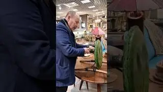 Демонстрация крепления ножек стула к основанию 