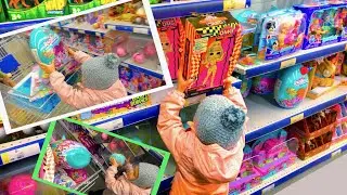 Ева и мама выбирают игрушки / Eve and mom choose toys /Eva y mamá eligen juguetes
