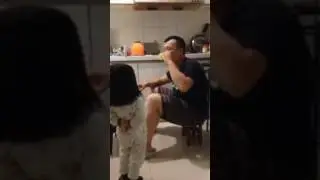 Девочка папе даёт воду из унитаза прикол