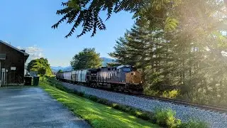 CSX M652-10 with a Newly Painted YN3c 739