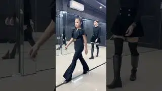 Mẫu nhí catwalk siêu thần thái 