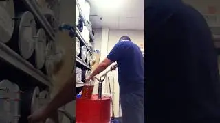 Работа вахтой на севере кладовщиком, разливаем масло 