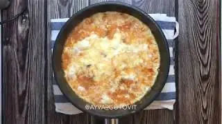 Омлет с копченой курицей и овощами