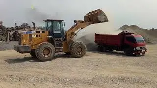 Traktor Bego Besar Isi Muatan Pickup Sampai Tumpah