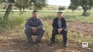 Padre e hijo, toda una vida en el campo | Ancha es Castilla-La Mancha