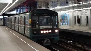 81-717/714.5 прибывает на станцию метро Технопарк.