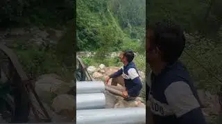सेब कैसे उतारते है पहाड़ों से।