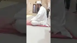 Moulana Tariq Jameel Sahib Beemari Mein Namaz Ada Kartay Huay