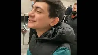 Goro поет песню в метро, реакция людей