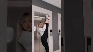 симбочка сделала шпагат