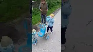 Гуляем с внуком по деревне.