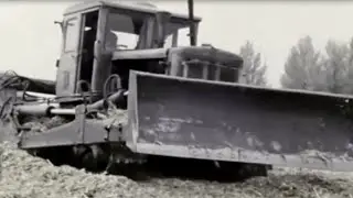 Т-74 трактор. Трамбует зеленую массу. ПБ-35. ДЗ-186 (1988).