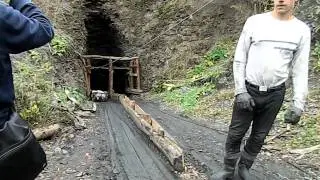 Добыча угля на копанке в Торезе
