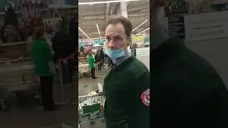 Охрана ЛЕРУА МЕРЛЕН отнимает покупки на выходе из магазина.
