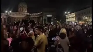 Молодежь поет песню Noize MC в Питере про Лебединое озеро.