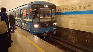 Поезд на станции метро 