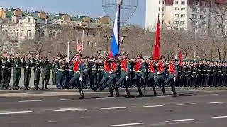 Торжественный пронос знамен на Параде Победы в Чите 9 Мая 2021 года