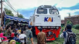 KERETA LEWAT HAJATAN, KONVOI LOKO DAN LOKO MERAH BIRU KELUAR