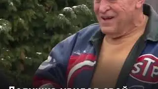Внук сделал подарок деду.
