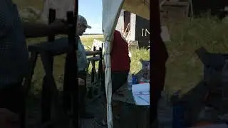 Олександр Перебенисюк (Перчик), підбирає рушницю на тест.