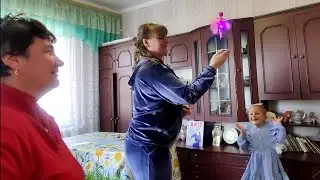 Яночка в восторге от подарков !